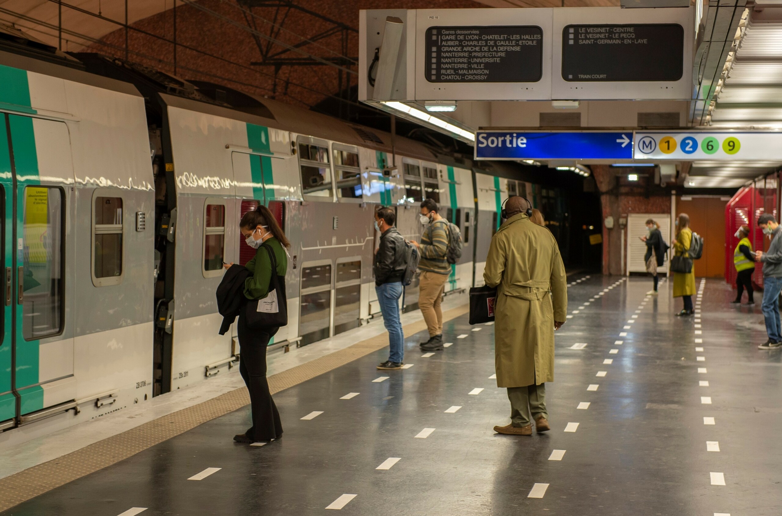 Visuel Nouveau contrat d’exploitation RATP/IDFM : une indemnisation pour les voyageurs des RER A et B ?